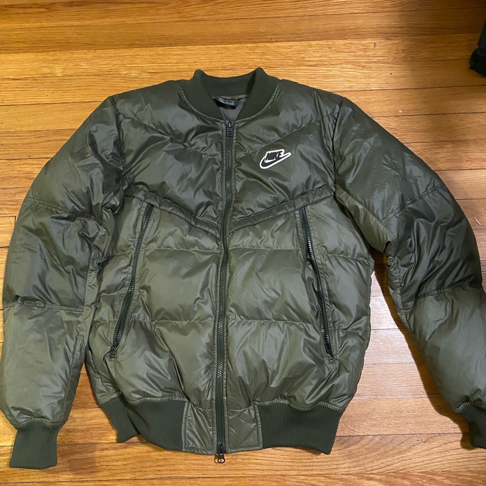 Nike Sportswear Men’s 75% Duck Down Windrunner Puffer Jacket Green Bomber Medium